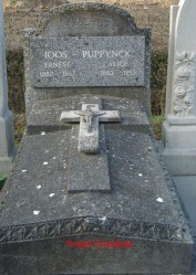 Tombe de Ernest Ioos (1880-1962) et Alice Puppynck (1883-1953), cimetière de Winnezeele (04/2006)